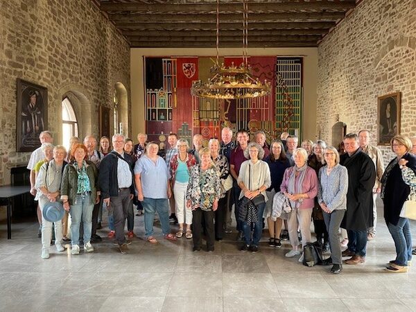 Die Gästegruppe beim Besuch der Dornse des Altstadtrathauses. (Wird bei Klick vergrößert)