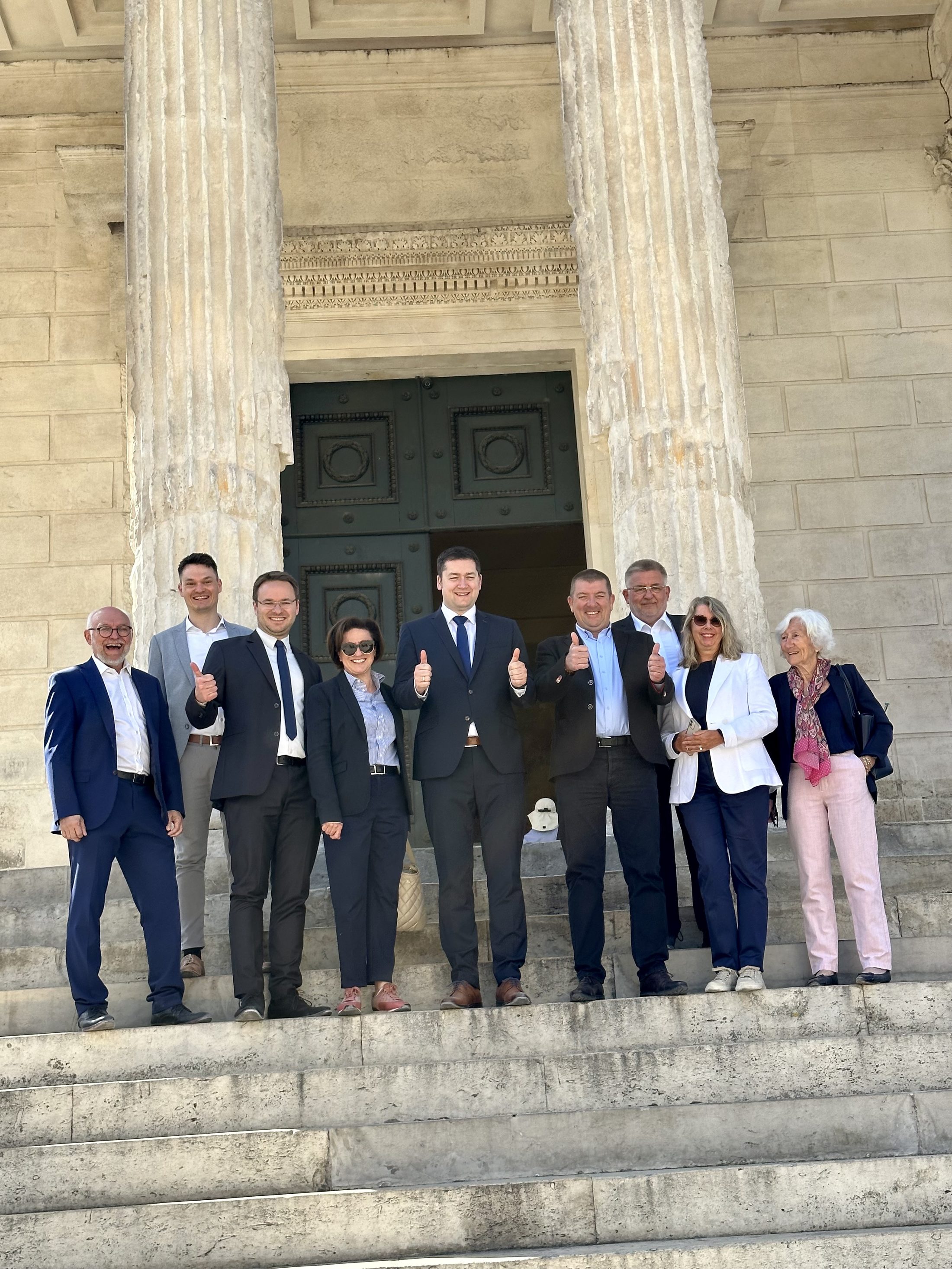 Die Delegation mit den Gastgeberinnen und Gastgebern vor dem Tempel Maison Carré, mit dem sich Nîmes um den Status als Unesco-Weltkulturerbe bewirbt (Wird bei Klick vergrößert)