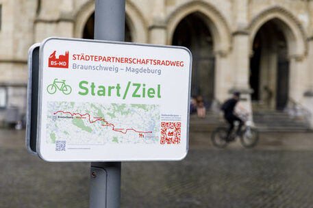 Der Städtepartnerschaftsradweg beginnt vor den Rathäusern in Braunschweig und Magdeburg.