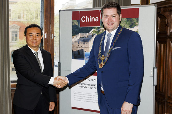 Delegationsleiter Chen Yong und Oberbürgermeister Dr. Thorsten Kornblum. (Wird bei Klick vergrößert)