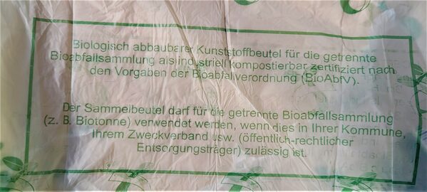 Kompostierbare Kunststoffe gehören keinesfalls in die Biotonne, auch nicht diese Beutel! (Wird bei Klick vergrößert)