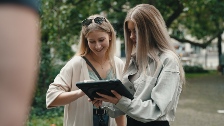 Zwei Spielerinnen mit Tablet (Wird bei Klick vergrößert)