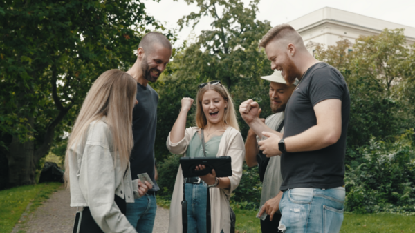 Gruppe mit Tablet