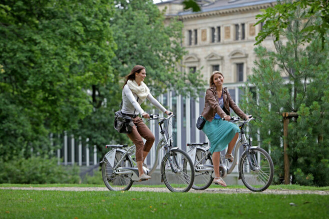 Radfahrerinnen im Park vor dem Herzog Anton Ulrich Museum (Wird bei Klick vergrößert)