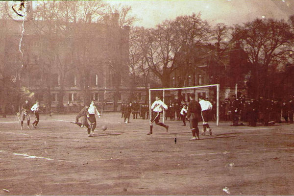 Historische Aufnahme des Kleinen Exers in Braunschweig von 1910: Hier fand vor 150 Jahren das erste Fußballspiel auf deutschem Boden statt. (Wird bei Klick vergrößert)