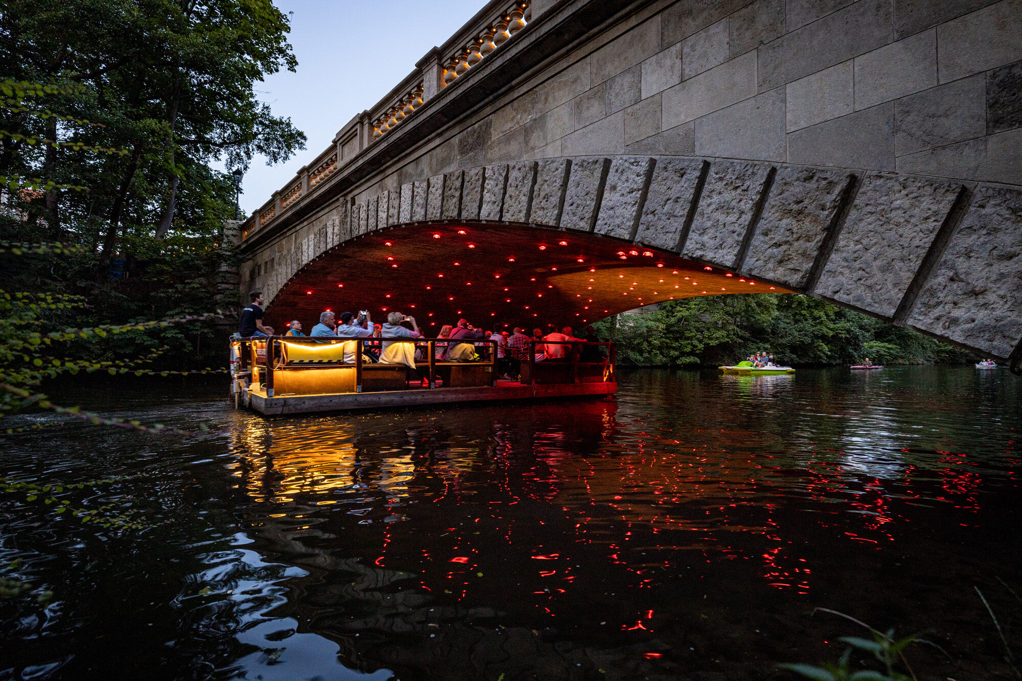 Mit dem abwechslungsreichen Führungsprogramm können Braunschweigerinnen, Braunschweiger und Gäste den Lichtparcours 2024 zu Fuß, mit dem Rad und vom Wasser aus erleben. (Wird bei Klick vergrößert)