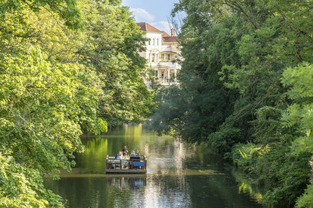 Braunschweig vom Wasser aus entdecken: Im Mai starten die Floßtouren auf der Oker.