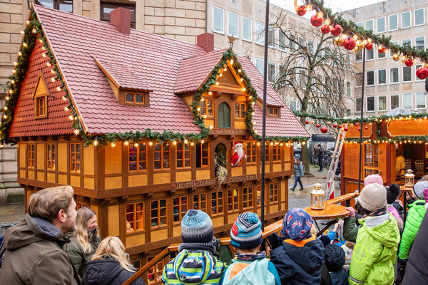 Kostenloses Kinderprogramm mit Betreuungsangebot: Das Stadtmarketing bietet mit Puppentheater, Weihnachtswerkstatt und Wunschzettel-Briefkasten ein vielfältiges Programm für Kinder auf dem Weihnachtsmarkt. (Wird bei Klick vergrößert)