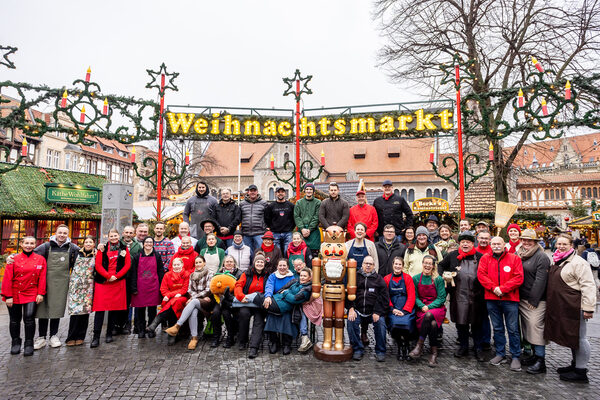 Am 24. und 25. Dezember ruht der Weihnachtsmarkt für zwei Tage. Die Beschickerinnen und Beschicker des Weihnachtsmarktes wünschen allen Besucherinnen und Besuchern sowie ihren Kolleginnen und Kollegen ein frohes Weihnachtsfest. (Wird bei Klick vergrößert)