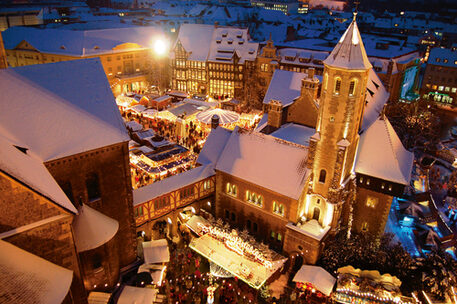 In der Adventszeit laden weihnachtliche Stadtführungen zum Erkunden der Löwenstadt ein.