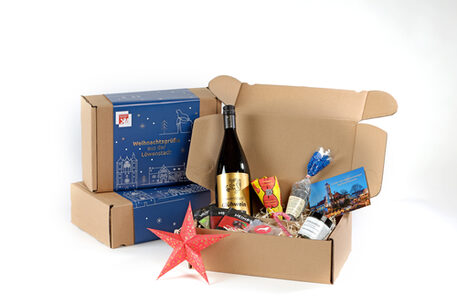 Die Weihnachtsbox ist mit ihren süßen Köstlichkeiten und kleinen Präsenten ein passendes Geschenk für die besinnliche Jahreszeit und macht sich gut unter dem festlich geschmückten Weihnachtsbaum.