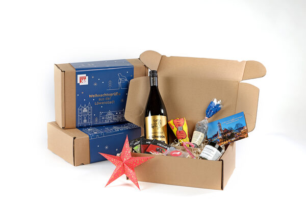 Die Weihnachtsbox ist mit ihren süßen Köstlichkeiten und kleinen Präsenten ein passendes Geschenk für die besinnliche Jahreszeit und macht sich gut unter dem festlich geschmückten Weihnachtsbaum. (Wird bei Klick vergrößert)