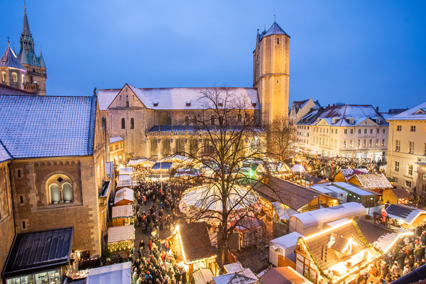 Der Braunschweiger Weihnachtsmarkt bringt vom 27. November bis zum 29. Dezember weihnachtliche Stimmung auf die Plätze rund um den Dom St. Blasii und die Burg Dankwarderode. (Wird bei Klick vergrößert)