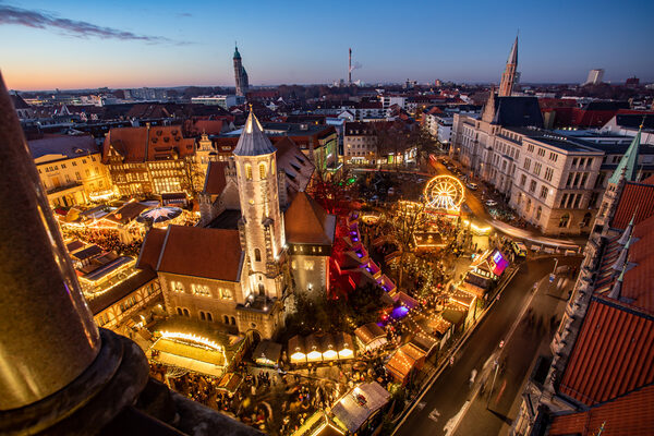 Weihnachtliche Löwenstadt: Der Braunschweiger Weihnachtsmarkt bringt vom 27. November bis zum 29. Dezember Adventsstimmung auf die Plätze rund um den Dom St. Blasii und die Burg Dankwarderode. (Wird bei Klick vergrößert)