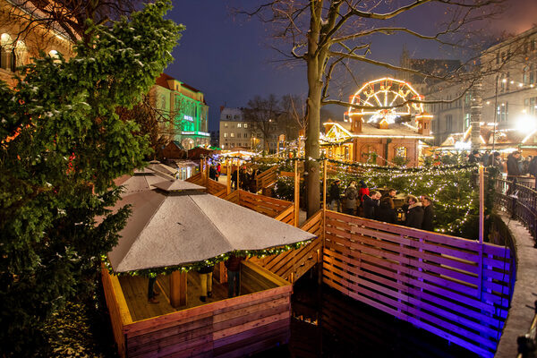 Gemeinsam im Floß auf dem Braunschweiger Weihnachtsmarkt: Die Flöße im Burggraben laden dazu ein, den Marktbesuch in der Gruppe entspannt zu genießen. (Wird bei Klick vergrößert)