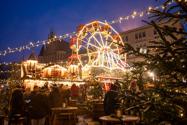 Der Braunschweiger Weihnachtsmarkt lädt noch bis zum 29. Dezember mit einem vielfältigen Musik- und Kulturprogramm zu einem Besuch ein. Am 24. und 25. Dezember bleibt der Markt geschlossen. (Wird bei Klick vergrößert)