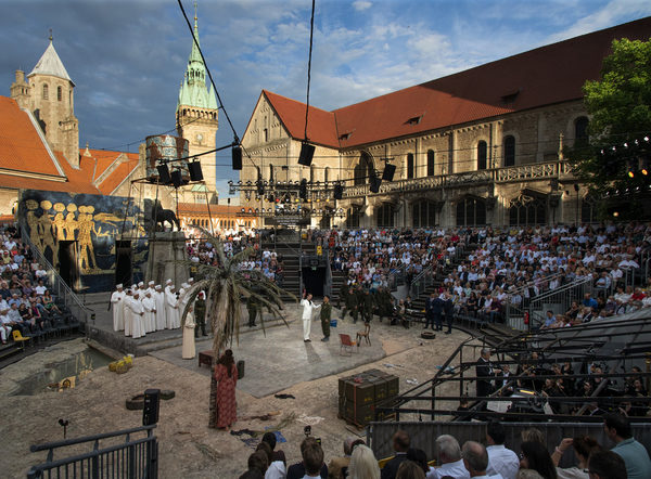 Dramatisch wird es vom 24. August bis zum 11. September bei der Oper „Il trovatore“ auf dem Braunschweiger Burgplatz. (Wird bei Klick vergrößert)
