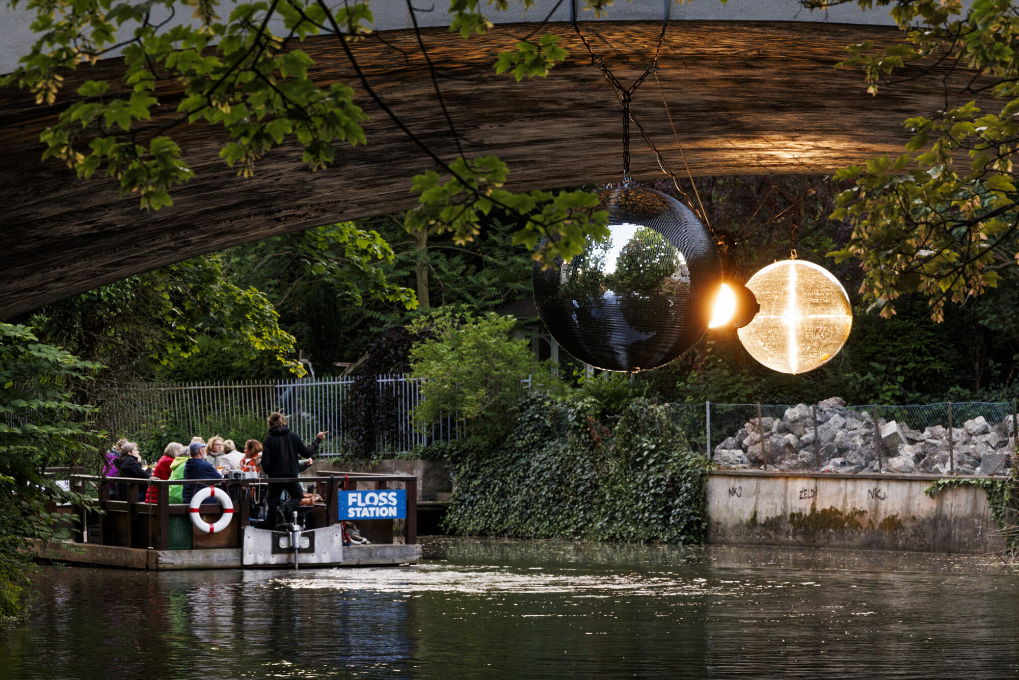 Leuchtende Kunst in der Löwenstadt: Der Lichtparcours 2024 bringt bis zum 6. Oktober beeindruckende Kunstobjekte in den öffentlichen Raum. (Wird bei Klick vergrößert)