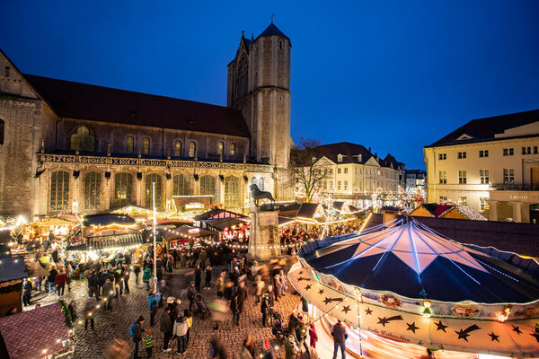 Funkelnde Lichter auf dem Burgplatz: Besucherinnen und Besucher genießen die besinnliche Atmosphäre auf dem Weihnachtsmarkt. (Wird bei Klick vergrößert)