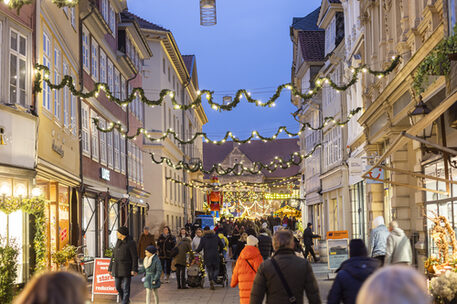 Viele Besucherinnen und Besucher waren während der Weihnachtszeit 2024 in der Braunschweiger Innenstadt unterwegs.