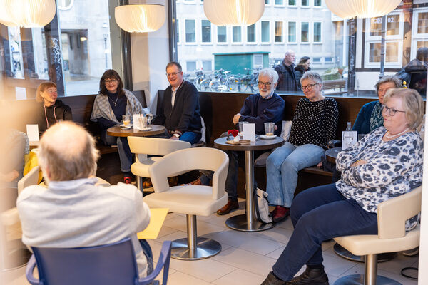 Gemütlichkeit trifft Stadtgeschichte: Das Erzählcafé kehrt von Mitte Januar bis März zurück in die Touristinfo, Kleine Burg 14. (Wird bei Klick vergrößert)