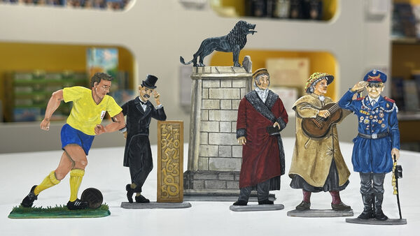 Die neuen Souvenirs in der Touristinfo, Kleine Burg 14: Handbemalte Zinnfiguren mit Braunschweig-Bezug. (Wird bei Klick vergrößert)