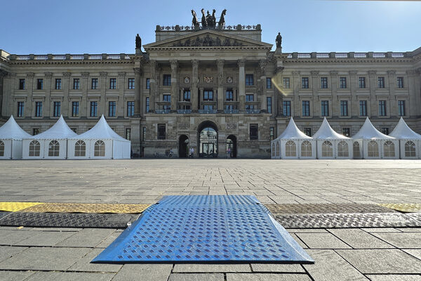 Überfahrbahre Kabelbrücken auf den Hauptlaufwegen bei Veranstaltungen erleichtern Menschen mit Mobilitätseinschränkungen das Passieren. (Wird bei Klick vergrößert)