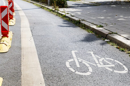 Das Bild zeigt einen geschützten Fahrradstreifen.