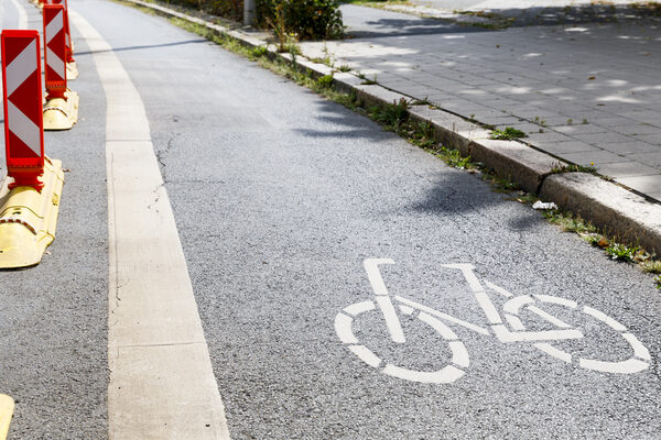 Das Bild zeigt einen geschützten Fahrradstreifen. (Wird bei Klick vergrößert)