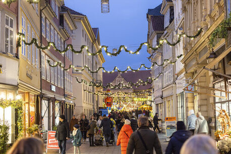 Das Bild zeigt die Fußgängerzone in der Weihnachtszeit.