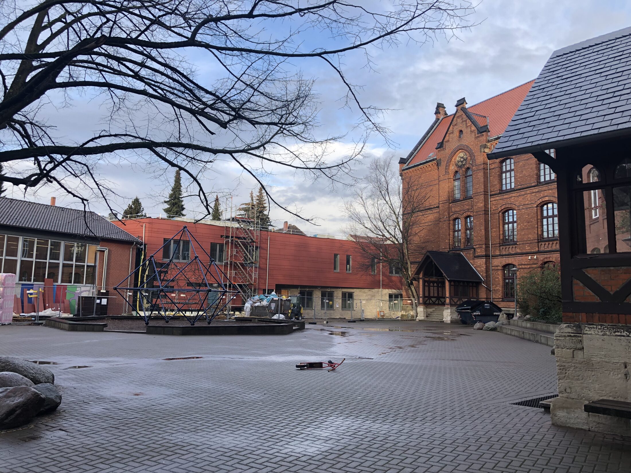 Das Bild zeigt den Pausenhof der Grundschule Bültenweg mit Neubau. (Wird bei Klick vergrößert)