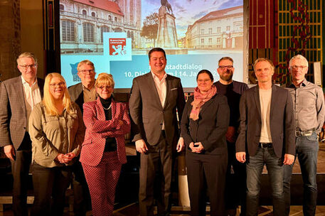 v.l.n.r.: Wirtschaftsdezernent Gerold Leppa, Nina Fritzler (Stadtmarketing), Stadtbaurat Heinz-Georg Leuer, Kultur- und Wissenschaftsdezernentin Prof. Dr. Anja Hesse, Oberbürgermeister Dr. Thorsten Kornblum, Sozialdezernentin Dr. Christina Rentzsch, Enrico Casper (HIP HOP Kultur e. V.), Tobias Grosch (Stadtmarketing) und Frank Lehrmann (Hochbau- und Umweltdezernat) präsentierten Projekte und Maßnahmen zur Stärkung der Innenstadt.