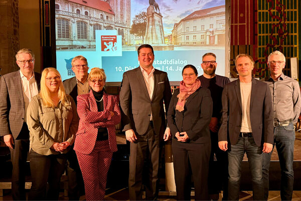 v.l.n.r.: Wirtschaftsdezernent Gerold Leppa, Nina Fritzler (Stadtmarketing), Stadtbaurat Heinz-Georg Leuer, Kultur- und Wissenschaftsdezernentin Prof. Dr. Anja Hesse, Oberbürgermeister Dr. Thorsten Kornblum, Sozialdezernentin Dr. Christina Rentzsch, Enrico Casper (HIP HOP Kultur e. V.), Tobias Grosch (Stadtmarketing) und Frank Lehrmann (Hochbau- und Umweltdezernat) präsentierten Projekte und Maßnahmen zur Stärkung der Innenstadt. (Wird bei Klick vergrößert)