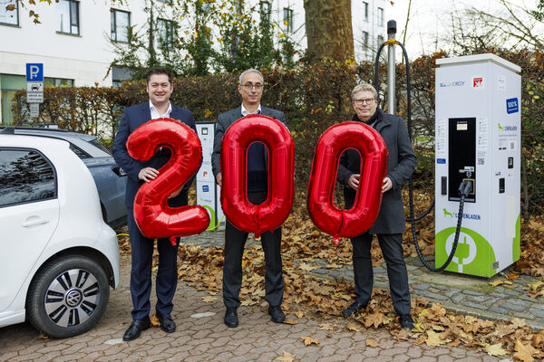 OB Dr. Thorsten Kornblum, Dr. Volker Lang, Vorstandsmitglied bei BS Energy und Stadtbaurat Heinz-Georg Leuer nahmen den 200. Ladepunkt in Betrieb. (Wird bei Klick vergrößert)