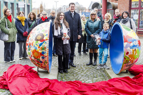 Das Bild zeigt Magdeburgs Oberbürgermeisterin Simone Borris und Braunschweigs Oberbürgermeister Dr. Thorsten Kornblum bei der Enthüllung.