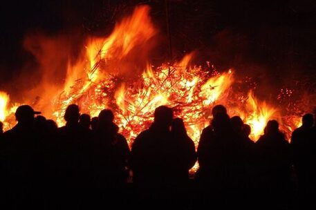 Das Bild zeigt ein Osterfeuer.