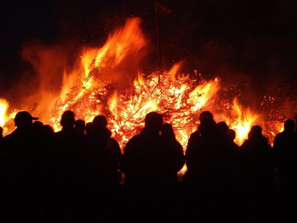 Das Bild zeigt ein Osterfeuer. (Wird bei Klick vergrößert)