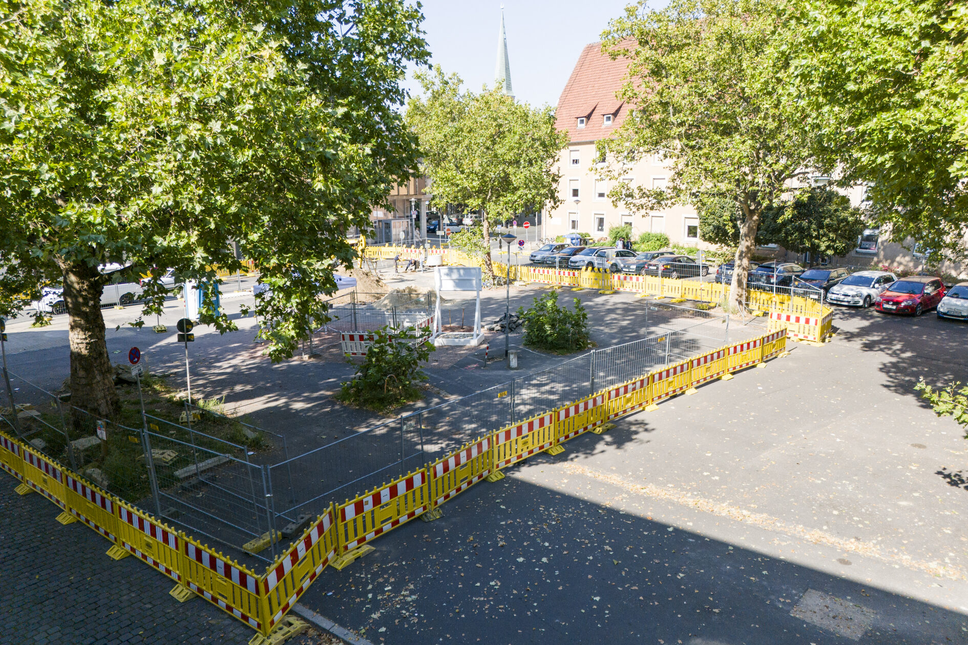 Das Bild zeigt den Parkplatz. (Wird bei Klick vergrößert)