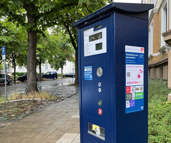 Das Bild zeigt einen Parkautomaten mit Hinweis auf das Handyparken. (Wird bei Klick vergrößert)
