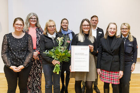 V.l.n.r: Susanne Kundolf (Soziallreferat); Raphaela Harms (Stiftung Braunschweigischer Kulturbesitz); Birgit Seel (Laudatorin, Staatsanwaltschaft); Stefanie Hälig (Ostfalia Hochschule); Katharina Gähle (Preisträgerin und pädagogischen Leitung für „Balu und Du“ in Braunschweig); Dr. Jan Köhler (Fachbereich Bürgerservice, Öffentliche Sicherheit); Gabriela Schimmel-Radmacher (Öffentliche Versicherung); Ines Fricke (Polizeiinspektion)