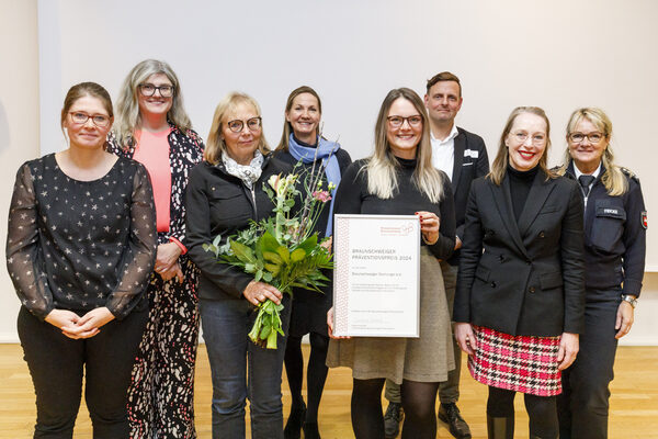 V.l.n.r: Susanne Kundolf (Soziallreferat); Raphaela Harms (Stiftung Braunschweigischer Kulturbesitz); Birgit Seel (Laudatorin, Staatsanwaltschaft); Stefanie Hälig (Ostfalia Hochschule); Katharina Gähle (Preisträgerin und pädagogischen Leitung für „Balu und Du“ in Braunschweig); Dr. Jan Köhler (Fachbereich Bürgerservice, Öffentliche Sicherheit); Gabriela Schimmel-Radmacher (Öffentliche Versicherung); Ines Fricke (Polizeiinspektion) (Wird bei Klick vergrößert)