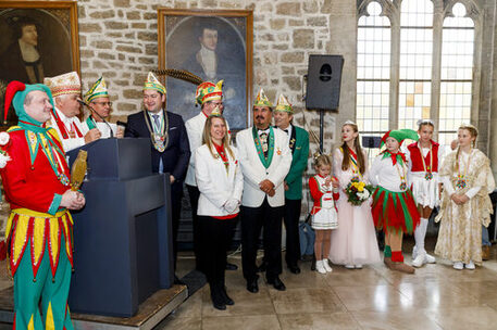 Das Bild zeigt die Prinzenproklamation in der Dornse.