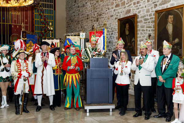 Das Bild zeigt die Prinzenproklamation in der Dornse. (Wird bei Klick vergrößert)