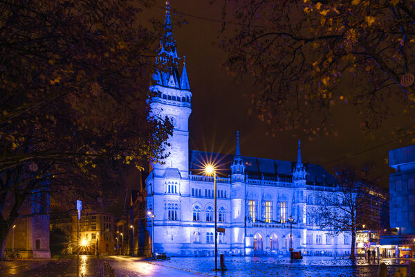 Das Bild zeigt das blau beleuchtete Rathaus (Wird bei Klick vergrößert)