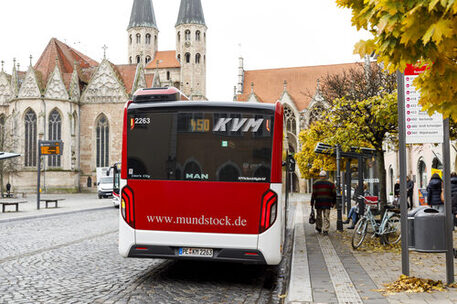 Das Bild zeigt einen Bus am Altstadtmarkt.