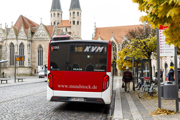 Das Bild zeigt einen Bus am Altstadtmarkt. (Wird bei Klick vergrößert)