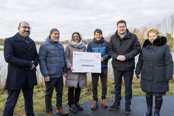 Große Freude bei den beteiligten Institutionen während der Übergabe (v.l.): Sven Glodniok (WVMO, Geschäftsführer), Dr. Bernd Hoppe-Dominik (WVMO, Verbandsvorsteher), Anke Dobslav (MU, Umwelt-Staatssekretärin), Rochus Jonas (Stadt BS, Ratsfraktion Bündnis 90/Die Grünen), Dr. Thorsten Kornblum (Stadt BS, Oberbürgermeister) und Judith Kraft (SE|BS, Geschäftsführerin). Foto: Stadt Braunschweig/Daniela Nielsen (Wird bei Klick vergrößert)