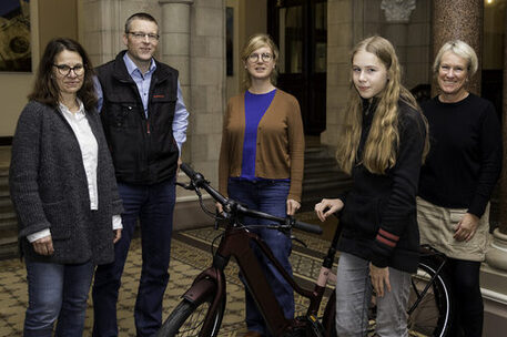 Vertreterinnen und Vertreter von Stadt Braunschweig und einem Sponsor überreichen den Hauptgewinn (v. l. n. r.): Christine Frenzel, Burkhard Wiegel, Dr. Amrit Bruns (alle Stadt Braunschweig, Fachbereich Tiefbau und Verkehr), Helene Fleer (Gewinnerin) und Angela Kleinhans (Volkswagen Financial Services).