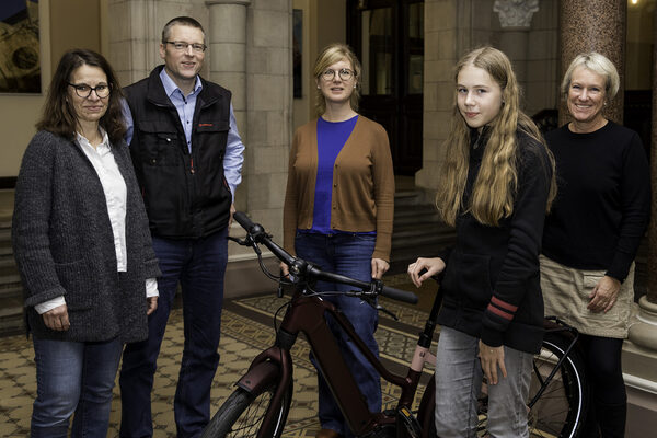 Vertreterinnen und Vertreter von Stadt Braunschweig und einem Sponsor überreichen den Hauptgewinn (v. l. n. r.): Christine Frenzel, Burkhard Wiegel, Dr. Amrit Bruns (alle Stadt Braunschweig, Fachbereich Tiefbau und Verkehr), Helene Fleer (Gewinnerin) und Angela Kleinhans (Volkswagen Financial Services). (Wird bei Klick vergrößert)