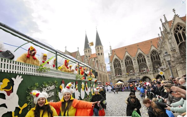 Das Bild zeigt Tänzerinnen beim Schoduvel (Wird bei Klick vergrößert)